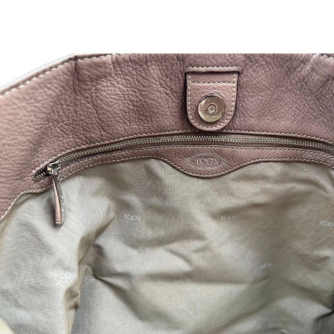 interno Borsa Tod's in pelle martellata color rosa cenere con parti metalliche argentate; munita di doppi manici e una tracolla regolabile. Completa di dustbag, di lusso, originale, ottime condizioni. 