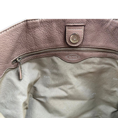 interno Borsa Tod's in pelle martellata color rosa cenere con parti metalliche argentate; munita di doppi manici e una tracolla regolabile. Completa di dustbag, di lusso, originale, ottime condizioni. 