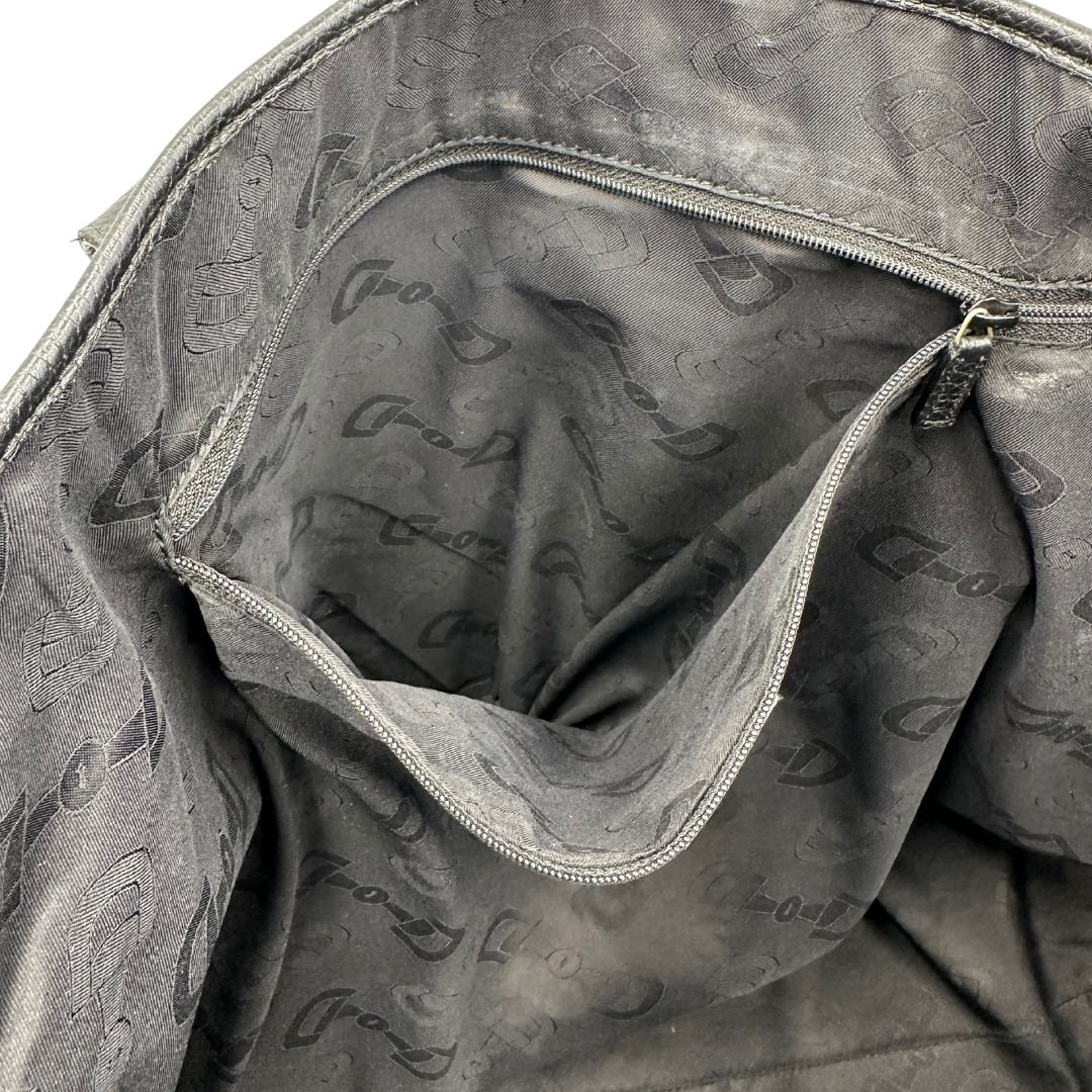 interno della Borsa Gucci in canvas GG antracite con finiture in pelle martellata; munita di doppi manici, indossabile a spalla. Completa di dustbag, di lusso, originale, ottime condizioni.  