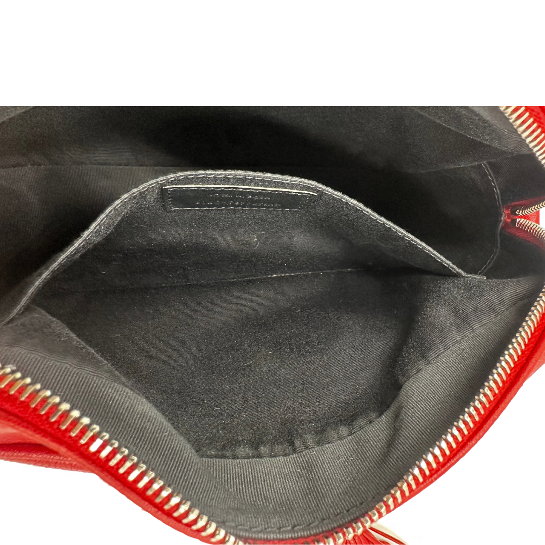 Interno, Borsa Saint Laurent in pelle rossa con hardware argentato decorativo, iconiche iniziali YSL al centro e nappa decorativa. Indossabile a tracolla. Originale, usata, di lusso, in ottime condizioni.