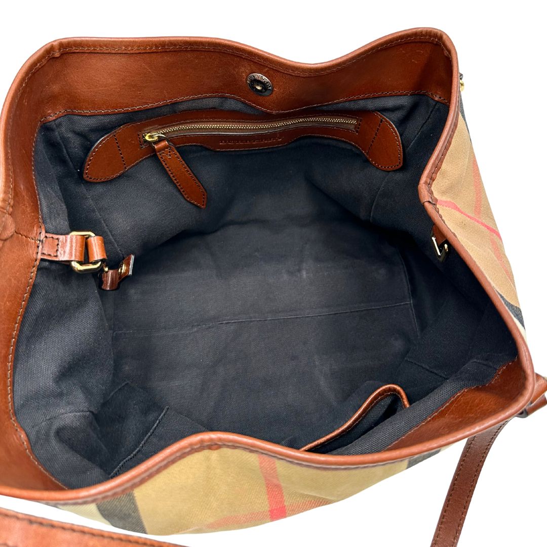 interno Borsa Burberry in tessuto tartan con finiture in pelle marroni con parti metalliche effetto renio; munita di doppi manici, indossabile a spalla, di lusso, originale, ottime condizioni. 