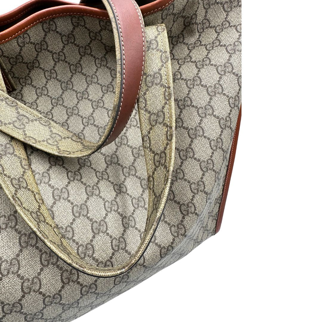 manici Tote Gucci in canvas GG beige con profili in pelle marrone e dettaglio Web verde e rosso, munita di doppi manici, indossabile a spalla, di lusso, originale, ottime condizioni. 