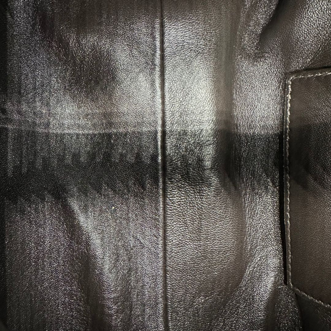 interno Borsa Prada in pelle marrone effetto distressed con parti metalliche argentate; munita di un manico singolo e una tracolla amovibile e regolabile. Completa di scatola, di lusso, originale, ottime condizioni. 