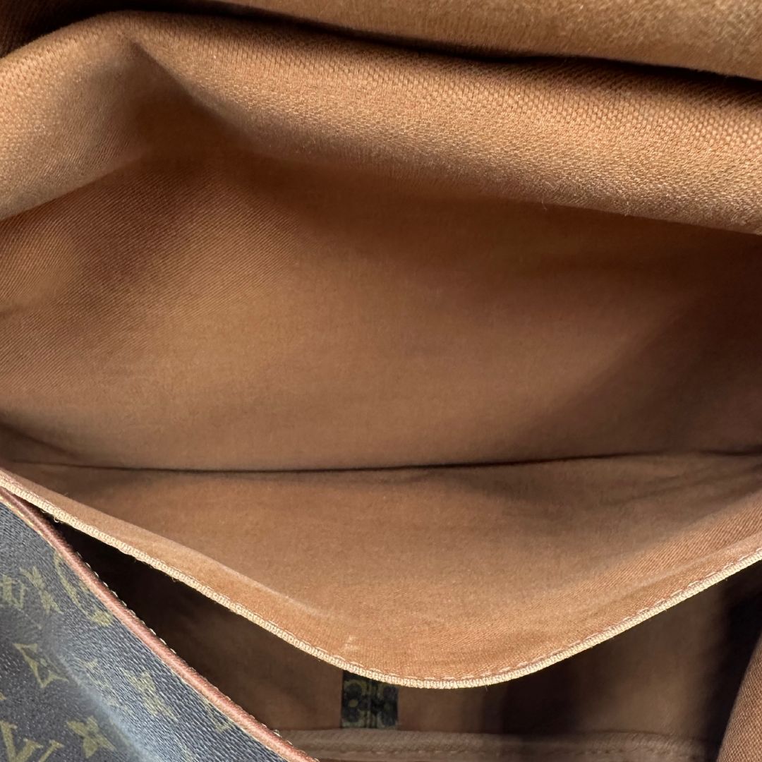 interno Borsa Saumur 35 Louis Vuitton in canvas marrone monogram con finiture in vacchetta naturale e parti metalliche dorate; da indossare a tracolla, di lusso, originale, ottime condizioni. 