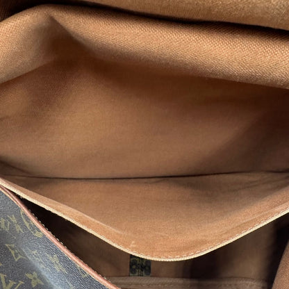 interno Borsa Saumur 35 Louis Vuitton in canvas marrone monogram con finiture in vacchetta naturale e parti metalliche dorate; da indossare a tracolla, di lusso, originale, ottime condizioni. 