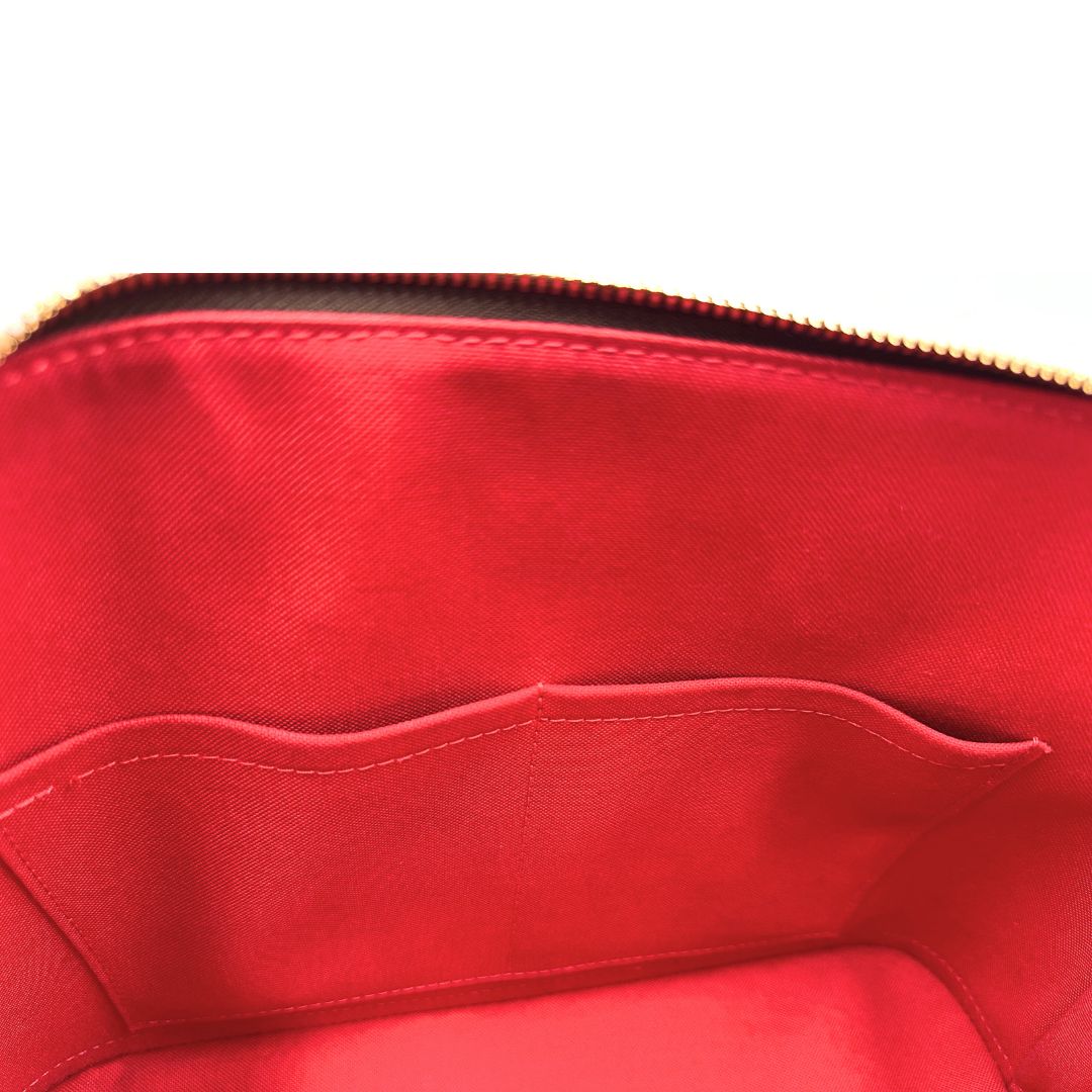 Interno, Strutturata borsa Alma PM LV in canvas Damier Ébène e hardware dorato, indossabile a mano oppure a tracolla.