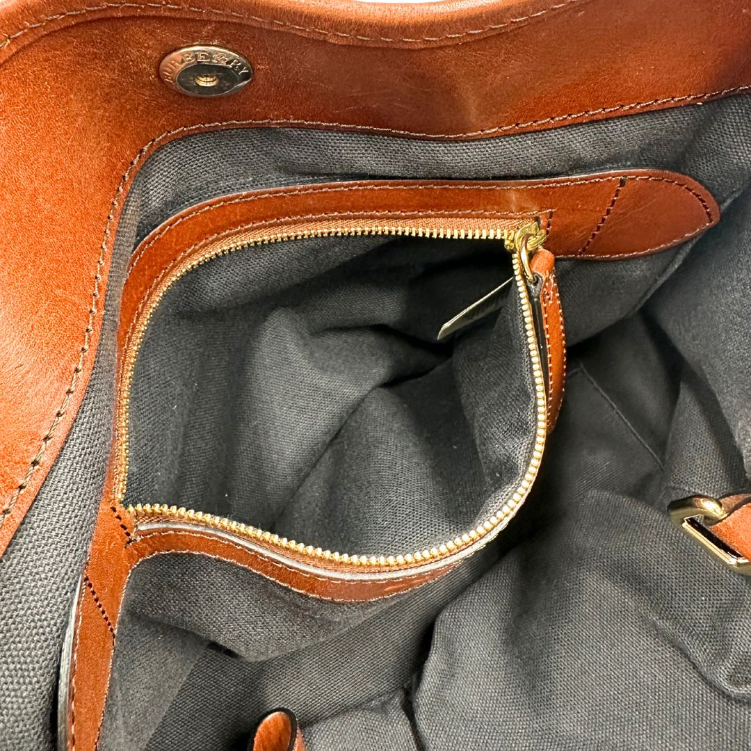 interno Borsa Burberry in tessuto tartan con finiture in pelle marroni con parti metalliche effetto renio; munita di doppi manici, indossabile a spalla, di lusso, originale, ottime condizioni. 