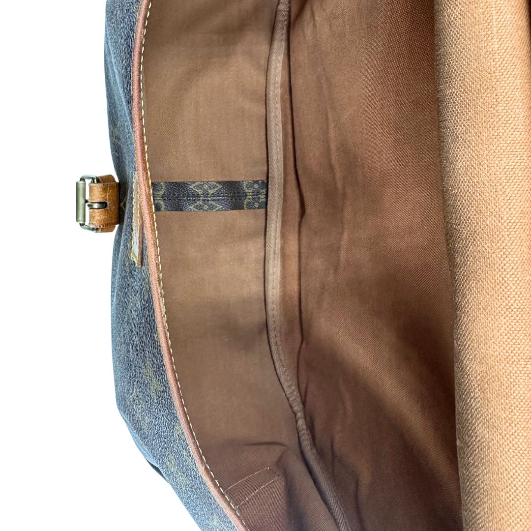 interno Borsa Saumur 35 Louis Vuitton in canvas marrone monogram con finiture in vacchetta naturale e parti metalliche dorate; da indossare a tracolla, di lusso, originale, ottime condizioni. 