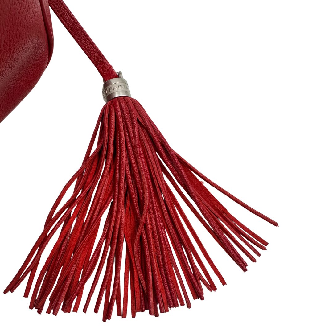 Nappa, Borsa Saint Laurent in pelle rossa con hardware argentato decorativo, iconiche iniziali YSL al centro e nappa decorativa. Indossabile a tracolla. Originale, usata, di lusso, in ottime condizioni.