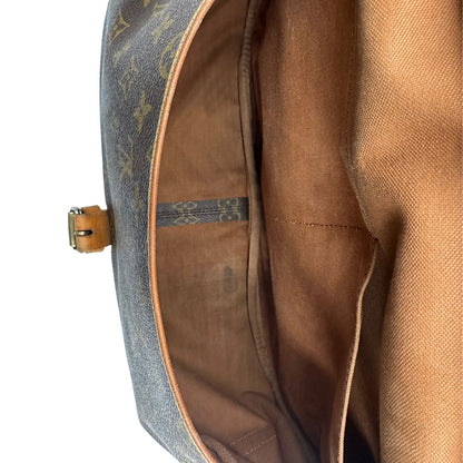 interno Borsa Saumur 35 Louis Vuitton in canvas marrone monogram con finiture in vacchetta naturale e parti metalliche dorate; da indossare a tracolla, di lusso, originale, ottime condizioni. 