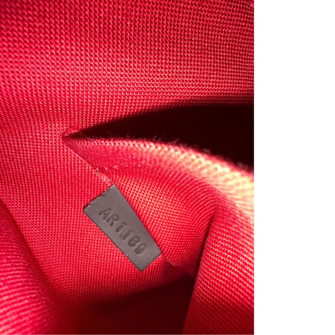 Codice, Strutturata borsa Alma PM LV in canvas Damier Ébène e hardware dorato, indossabile a mano oppure a tracolla.