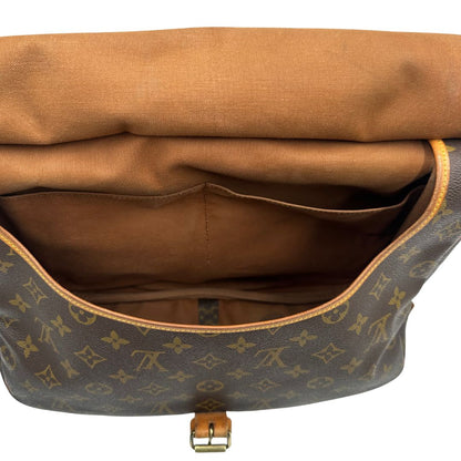 interno Borsa Saumur 35 Louis Vuitton in canvas marrone monogram con finiture in vacchetta naturale e parti metalliche dorate; da indossare a tracolla, di lusso, originale, ottime condizioni. 