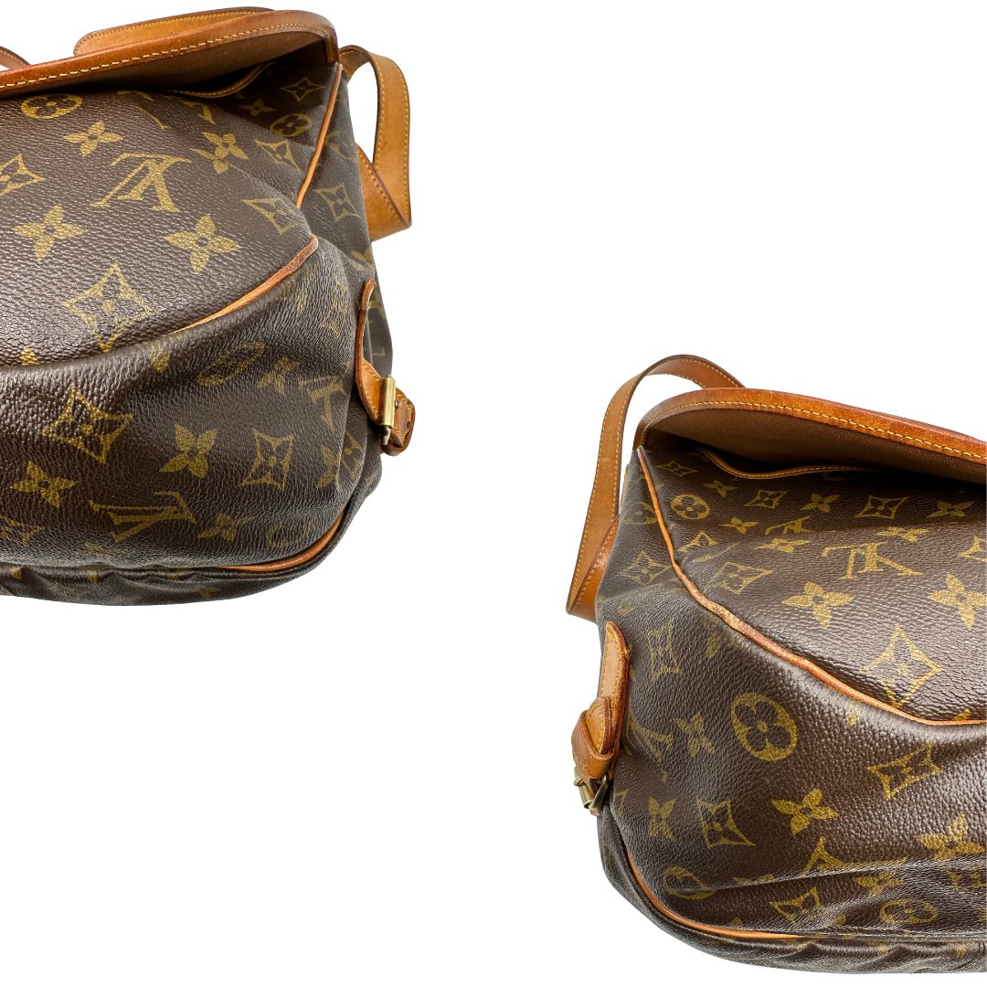 angoli Borsa Saumur 35 Louis Vuitton in canvas marrone monogram con finiture in vacchetta naturale e parti metalliche dorate; da indossare a tracolla, di lusso, originale, ottime condizioni.
