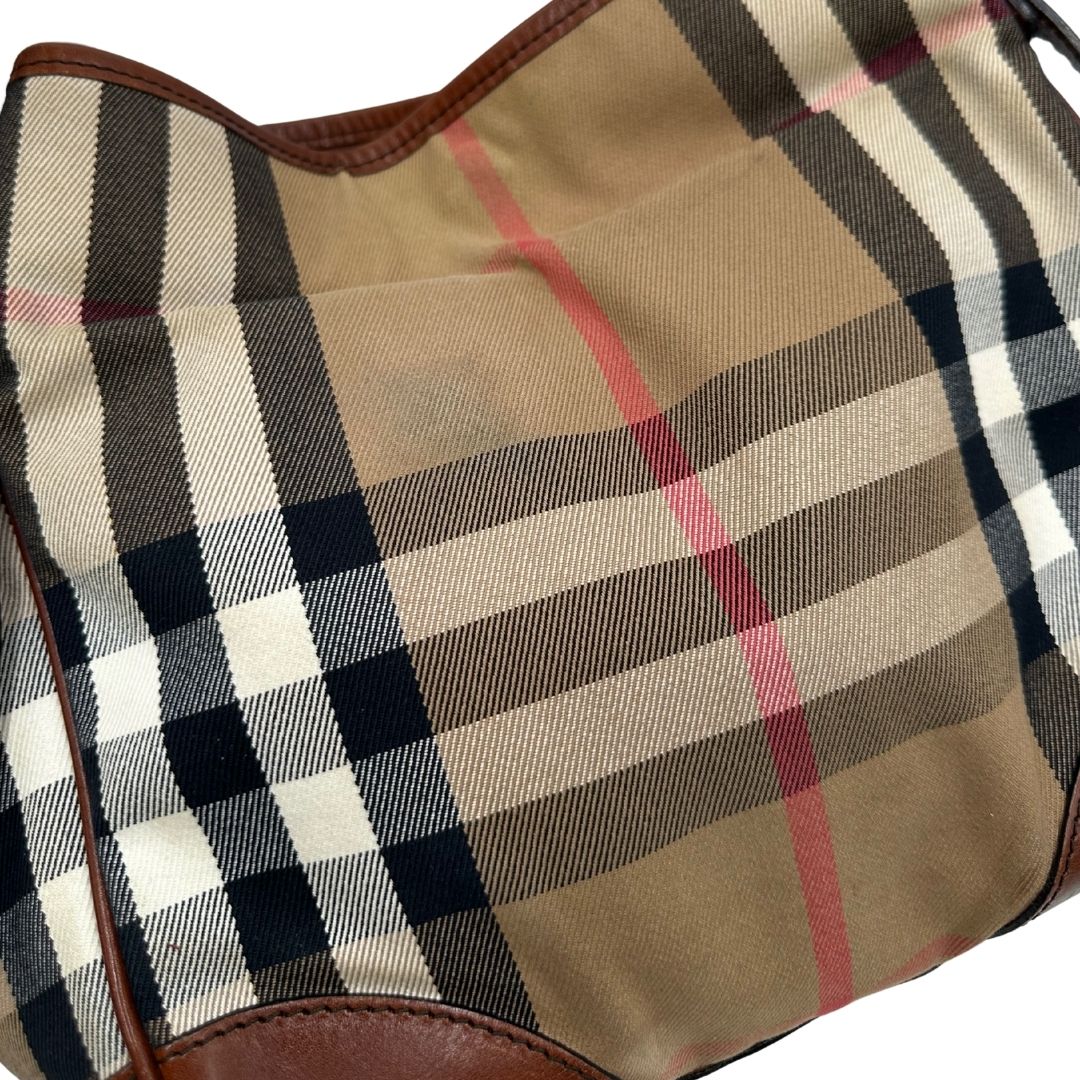 Borsa Burberry in tessuto tartan con finiture in pelle marroni con parti metalliche effetto renio; munita di doppi manici, indossabile a spalla, di lusso, originale, ottime condizioni.