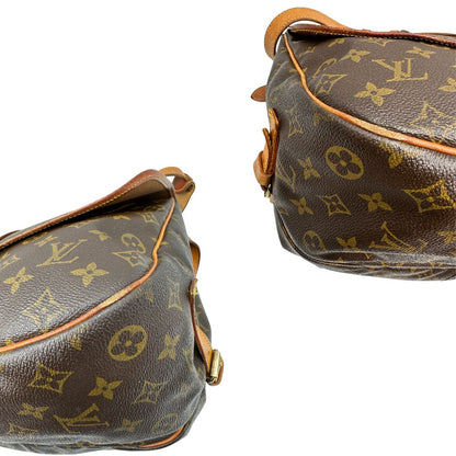 angoli Borsa Saumur 35 Louis Vuitton in canvas marrone monogram con finiture in vacchetta naturale e parti metalliche dorate; da indossare a tracolla, di lusso, originale, ottime condizioni. 