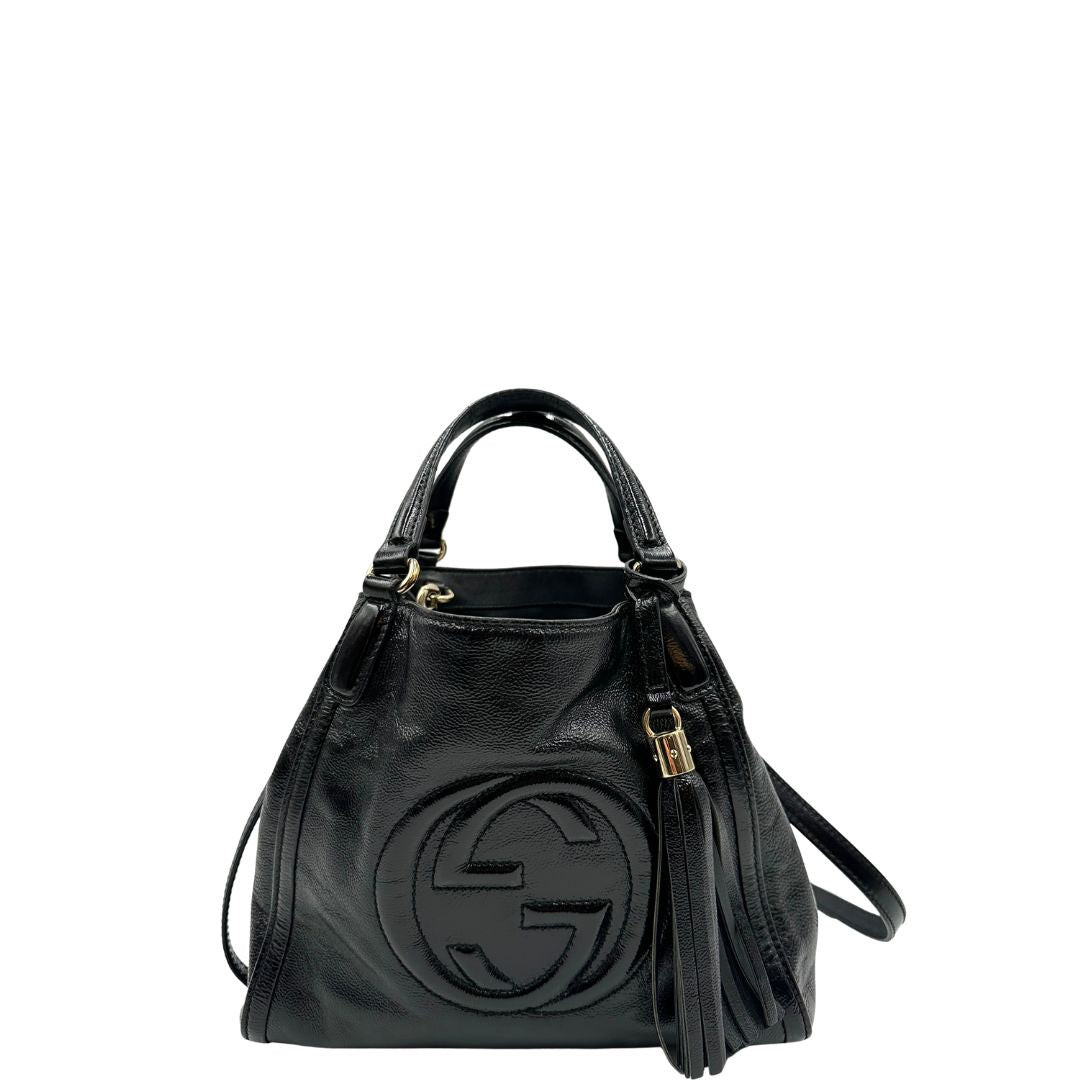 Front, Borsa Gucci Soho in pelle verniciata nera con logo Soho in rilievo e parti metalliche dorate; da indossare a mano oppure a mano. Originale, usata, di lusso, in ottime condizioni.
