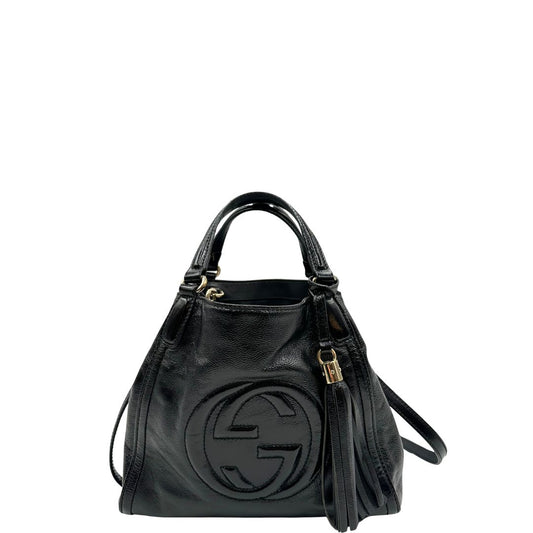 Front, Borsa Gucci Soho in pelle verniciata nera con logo Soho in rilievo e parti metalliche dorate; da indossare a mano oppure a mano. Originale, usata, di lusso, in ottime condizioni.