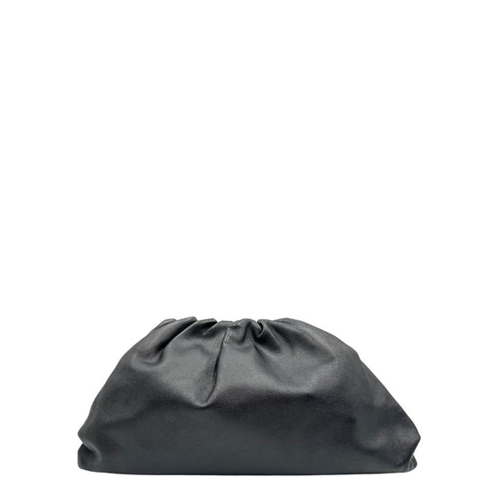 Front di una clutch Bottega Veneta in pelle nera con parti metalliche argentate. Completa di dustbag.