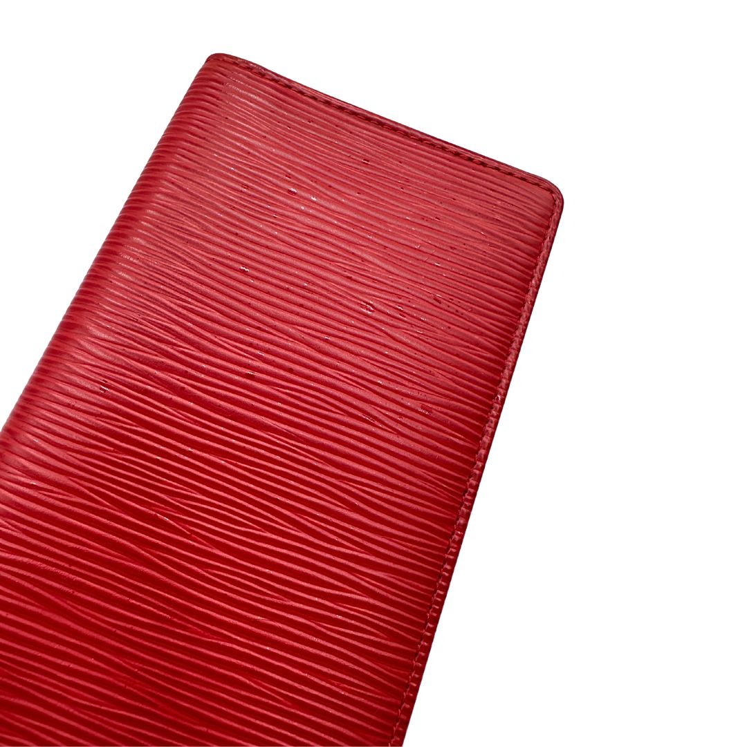 Portacarte Louis Vuitton in pelle Epi rossa; completo di dustbag, di lusso, originale, usato.