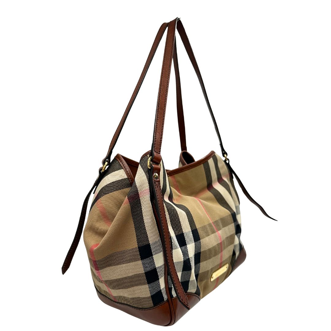 lato Borsa Burberry in tessuto tartan con finiture in pelle marroni con parti metalliche effetto renio; munita di doppi manici, indossabile a spalla, di lusso, originale, ottime condizioni. 