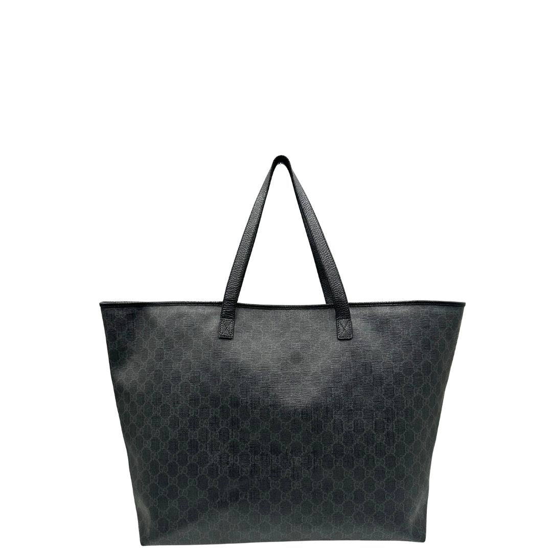 front Borsa Gucci in canvas GG antracite con finiture in pelle martellata; munita di doppi manici, indossabile a spalla. Completa di dustbag, di lusso, originale, ottime condizioni. 