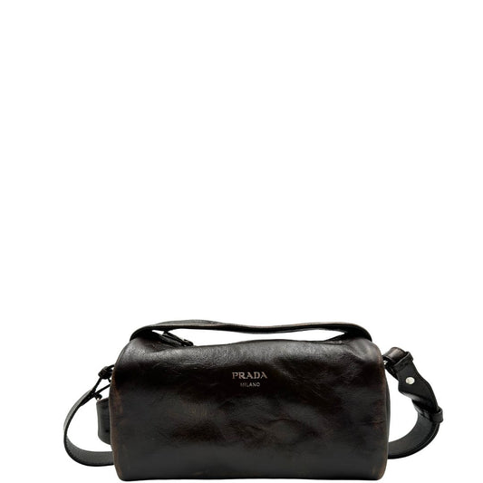 front Borsa Prada in pelle marrone effetto distressed con parti metalliche argentate; munita di un manico singolo e una tracolla amovibile e regolabile. Completa di scatola, di lusso, originale, ottime condizioni. 