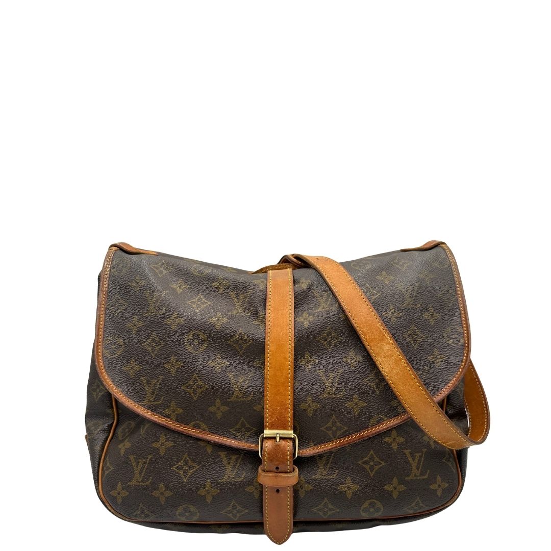front Borsa Saumur 35 Louis Vuitton in canvas marrone monogram con finiture in vacchetta naturale e parti metalliche dorate; da indossare a tracolla, di lusso, originale, ottime condizioni. 