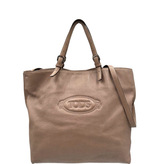 front Borsa Tod's in pelle martellata color rosa cenere con parti metalliche argentate; munita di doppi manici e una tracolla regolabile. Completa di dustbag, di lusso, originale, ottime condizioni. 