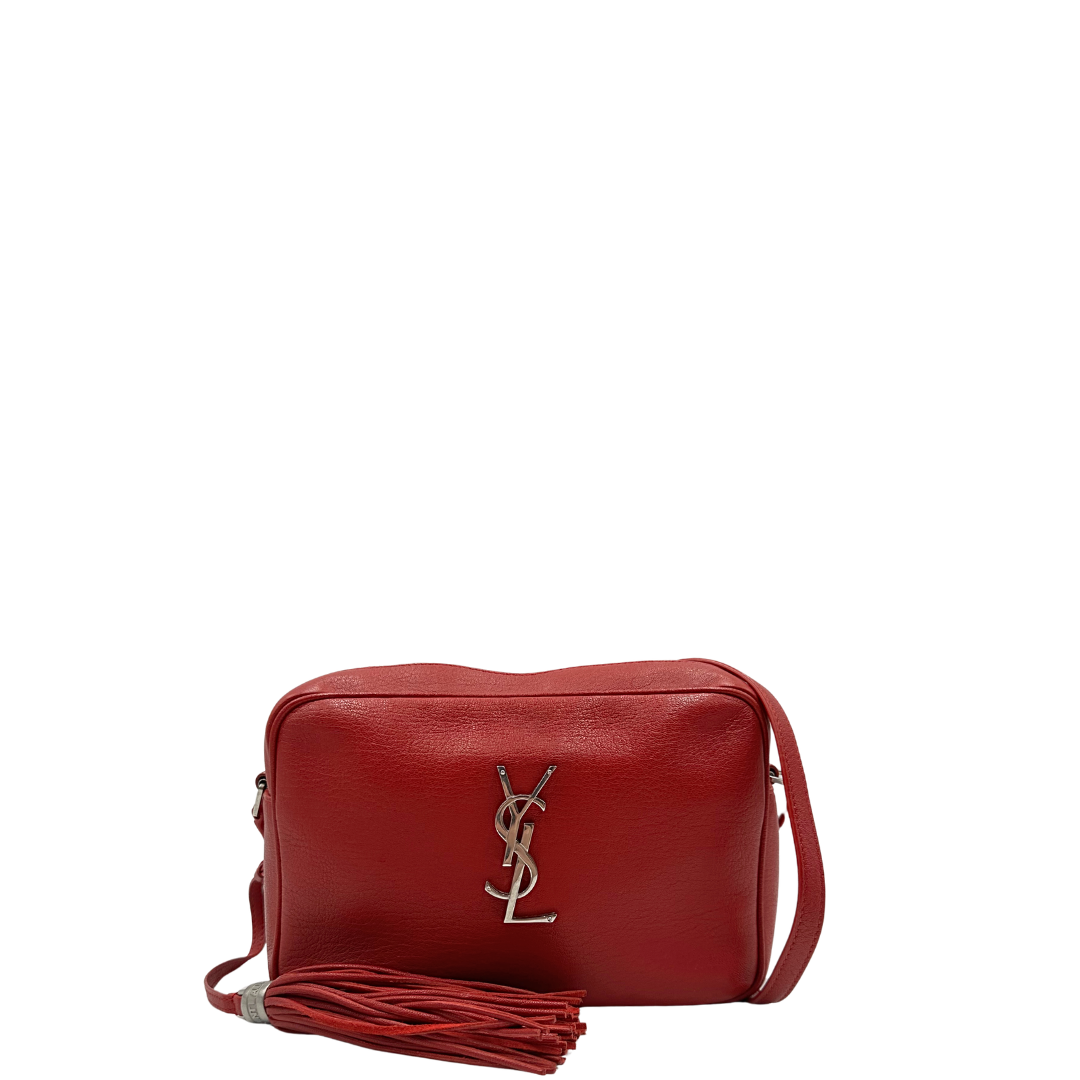 Front, Borsa Saint Laurent in pelle rossa con hardware argentato decorativo, iconiche iniziali YSL al centro e nappa decorativa. Indossabile a tracolla. Originale, usata, di lusso, in ottime condizioni.