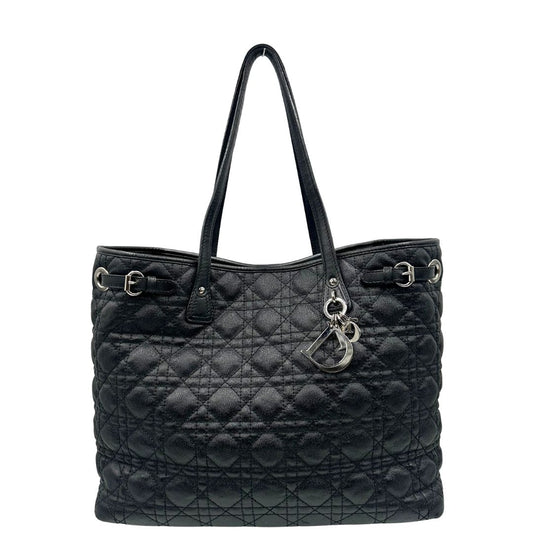 Front, borsa Christian Dior in pelle nera caratterizzata dalla classica lavorazione trapuntata "Cannage" con dettagli argentati, di lusso, originale, ottime condizioni, usata.