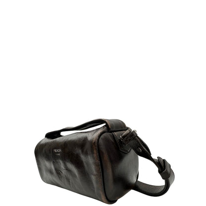 lato Borsa Prada in pelle marrone effetto distressed con parti metalliche argentate; munita di un manico singolo e una tracolla amovibile e regolabile. Completa di scatola, di lusso, originale, ottime condizioni. 