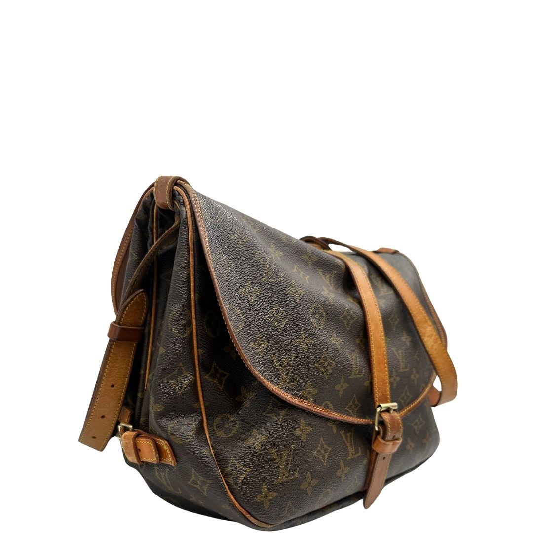 lato Borsa Saumur 35 Louis Vuitton in canvas marrone monogram con finiture in vacchetta naturale e parti metalliche dorate; da indossare a tracolla, di lusso, originale, ottime condizioni. 