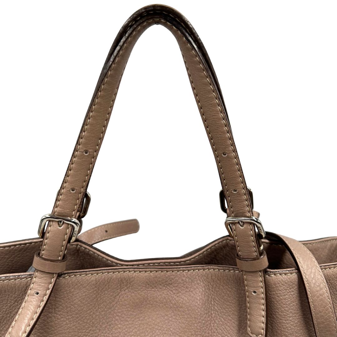 manici Borsa Tod's in pelle martellata color rosa cenere con parti metalliche argentate; munita di doppi manici e una tracolla regolabile. Completa di dustbag, di lusso, originale, ottime condizioni. 