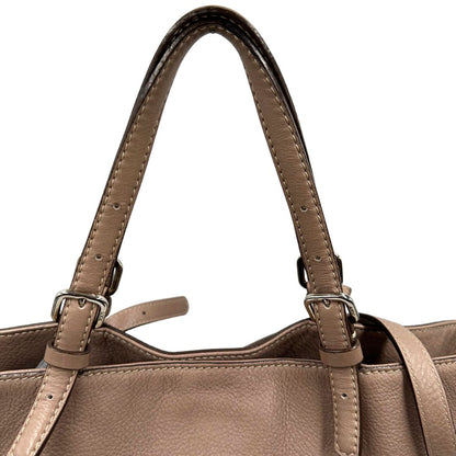 manici Borsa Tod's in pelle martellata color rosa cenere con parti metalliche argentate; munita di doppi manici e una tracolla regolabile. Completa di dustbag, di lusso, originale, ottime condizioni. 