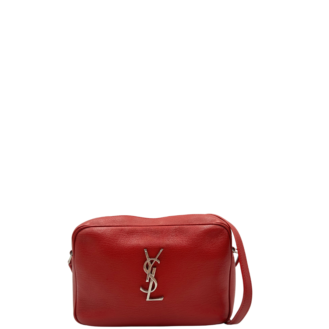 Front, Borsa Saint Laurent in pelle rossa con hardware argentato decorativo, iconiche iniziali YSL al centro e nappa decorativa. Indossabile a tracolla. Originale, usata, di lusso, in ottime condizioni.