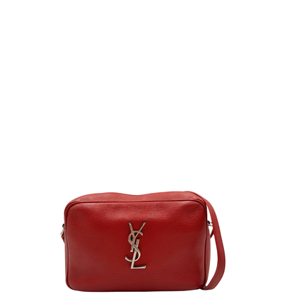 Front, Borsa Saint Laurent in pelle rossa con hardware argentato decorativo, iconiche iniziali YSL al centro e nappa decorativa. Indossabile a tracolla. Originale, usata, di lusso, in ottime condizioni.