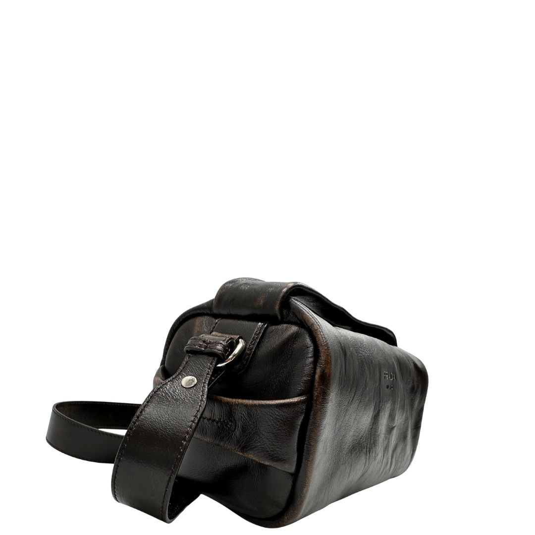 lato Borsa Prada in pelle marrone effetto distressed con parti metalliche argentate; munita di un manico singolo e una tracolla amovibile e regolabile. Completa di scatola, di lusso, originale, ottime condizioni. 

