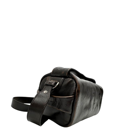 lato Borsa Prada in pelle marrone effetto distressed con parti metalliche argentate; munita di un manico singolo e una tracolla amovibile e regolabile. Completa di scatola, di lusso, originale, ottime condizioni. 
