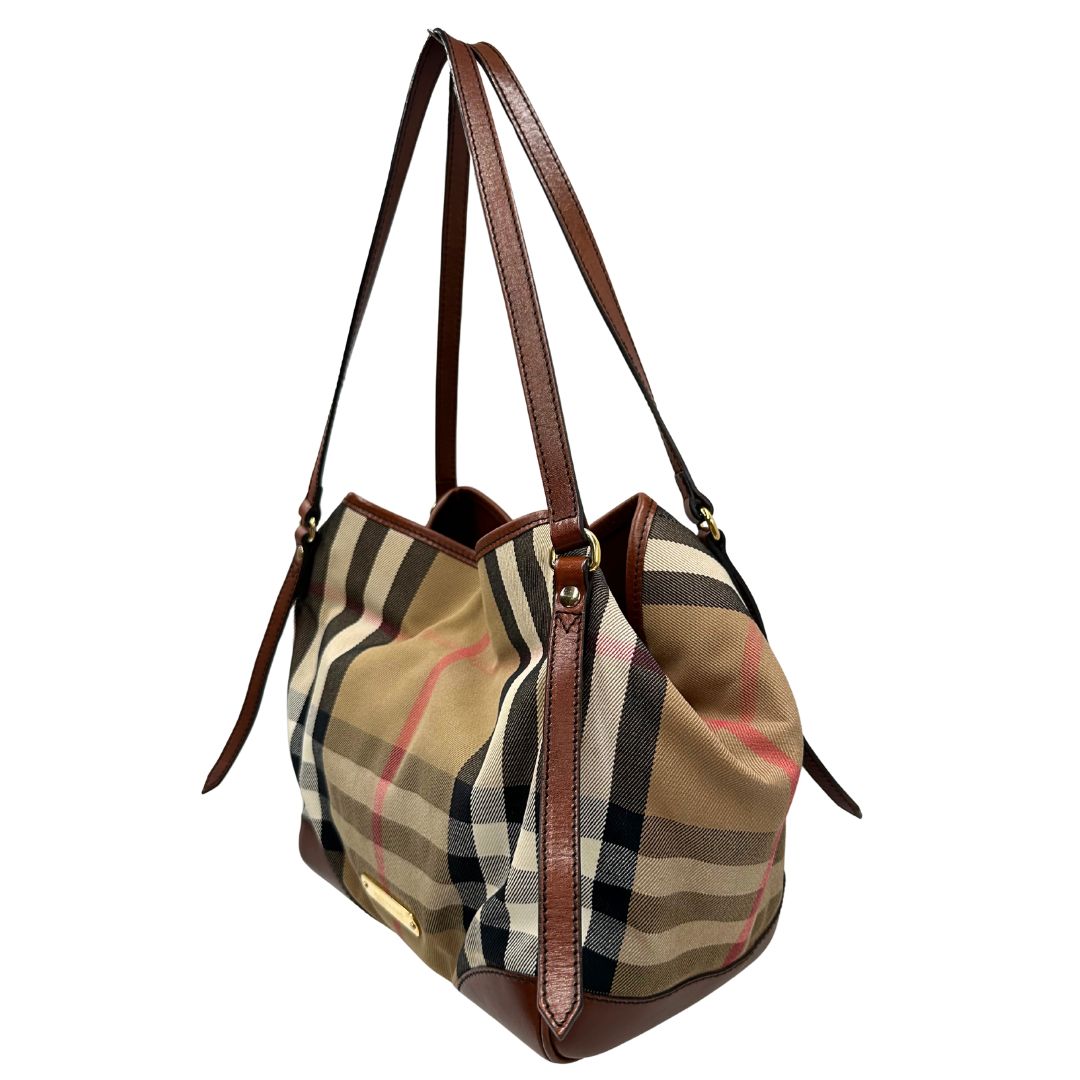 lato Borsa Burberry in tessuto tartan con finiture in pelle marroni con parti metalliche effetto renio; munita di doppi manici, indossabile a spalla, di lusso, originale, ottime condizioni. 