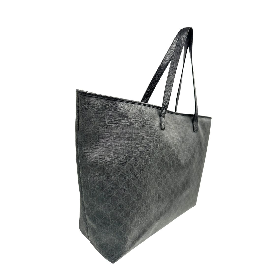 lato Borsa Gucci in canvas GG antracite con finiture in pelle martellata; munita di doppi manici, indossabile a spalla. Completa di dustbag, di lusso, originale, ottime condizioni. 