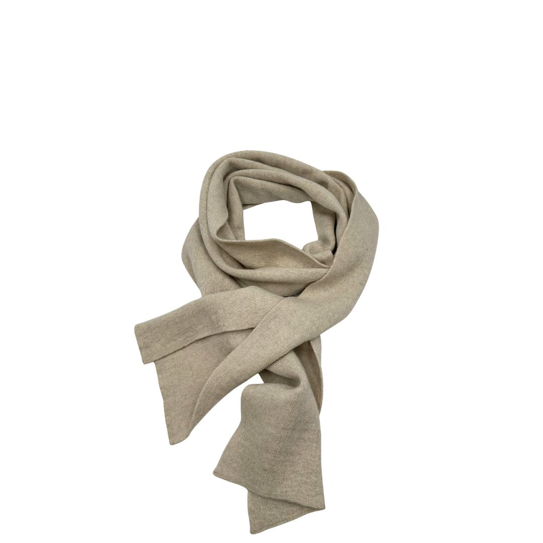 Set combinato con sciarpa e cappello Fendi entrambi in Lana color beige. Originale, usati, di lusso, in ottime condizioni.