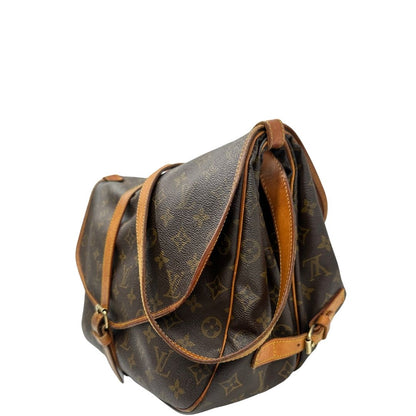lato Borsa Saumur 35 Louis Vuitton in canvas marrone monogram con finiture in vacchetta naturale e parti metalliche dorate; da indossare a tracolla, di lusso, originale, ottime condizioni. 