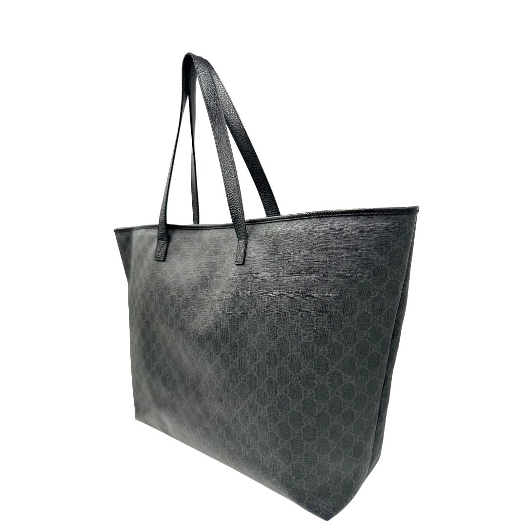 lato Borsa Gucci in canvas GG antracite con finiture in pelle martellata; munita di doppi manici, indossabile a spalla. Completa di dustbag, di lusso, originale, ottime condizioni. 