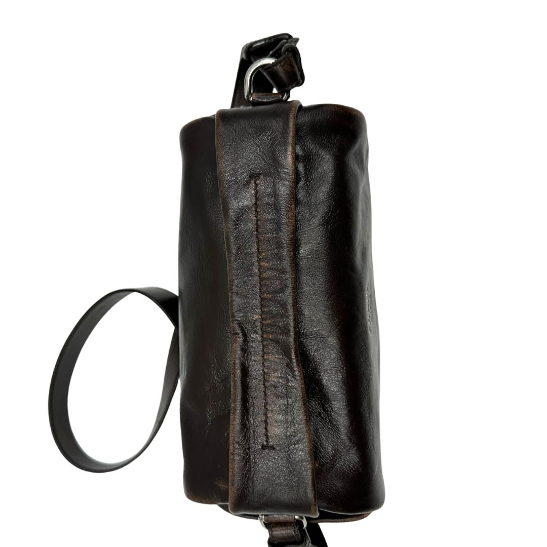 manico Borsa Prada in pelle marrone effetto distressed con parti metalliche argentate; munita di un manico singolo e una tracolla amovibile e regolabile. Completa di scatola, di lusso, originale, ottime condizioni. 