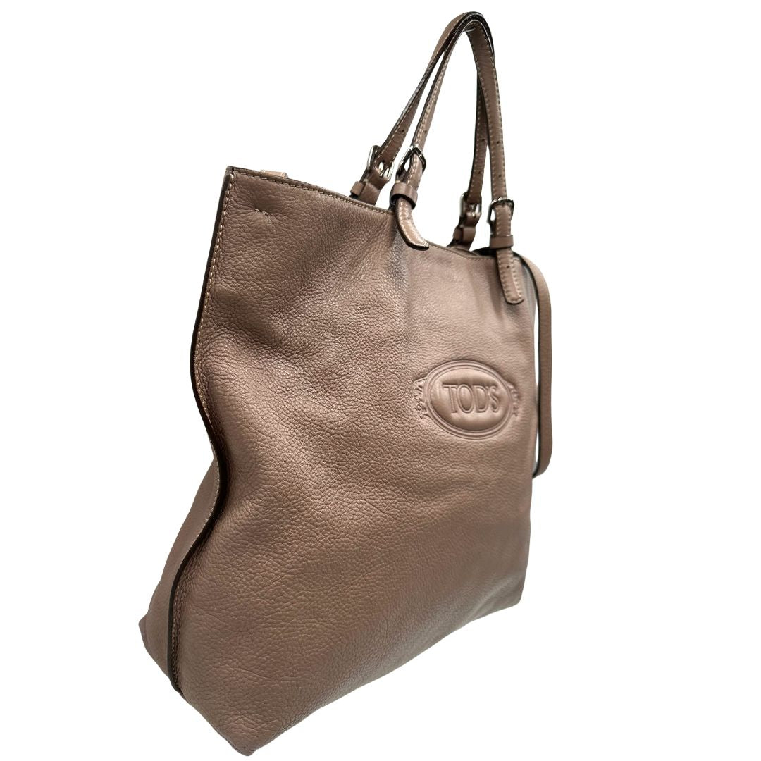 lato Borsa Tod's in pelle martellata color rosa cenere con parti metalliche argentate; munita di doppi manici e una tracolla regolabile. Completa di dustbag, di lusso, originale, ottime condizioni. 