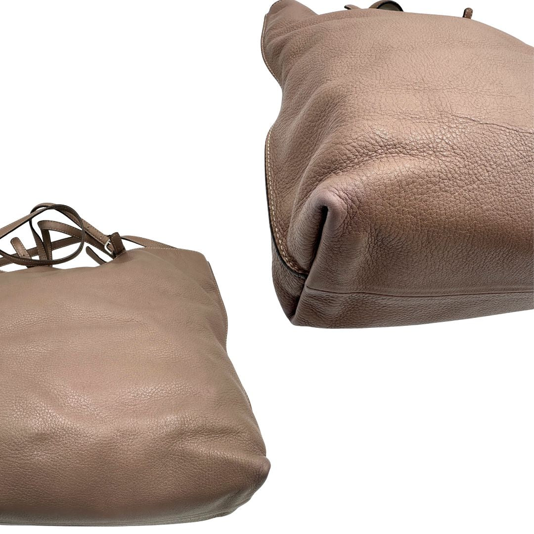 angoli Borsa Tod's in pelle martellata color rosa cenere con parti metalliche argentate; munita di doppi manici e una tracolla regolabile. Completa di dustbag, di lusso, originale, ottime condizioni. 