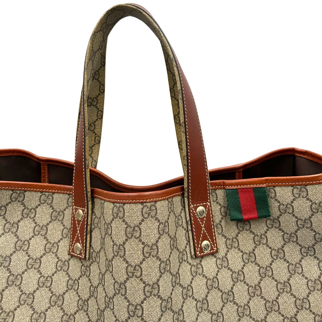 manici Tote Gucci in canvas GG beige con profili in pelle marrone e dettaglio Web verde e rosso, munita di doppi manici, indossabile a spalla, di lusso, originale, ottime condizioni. 