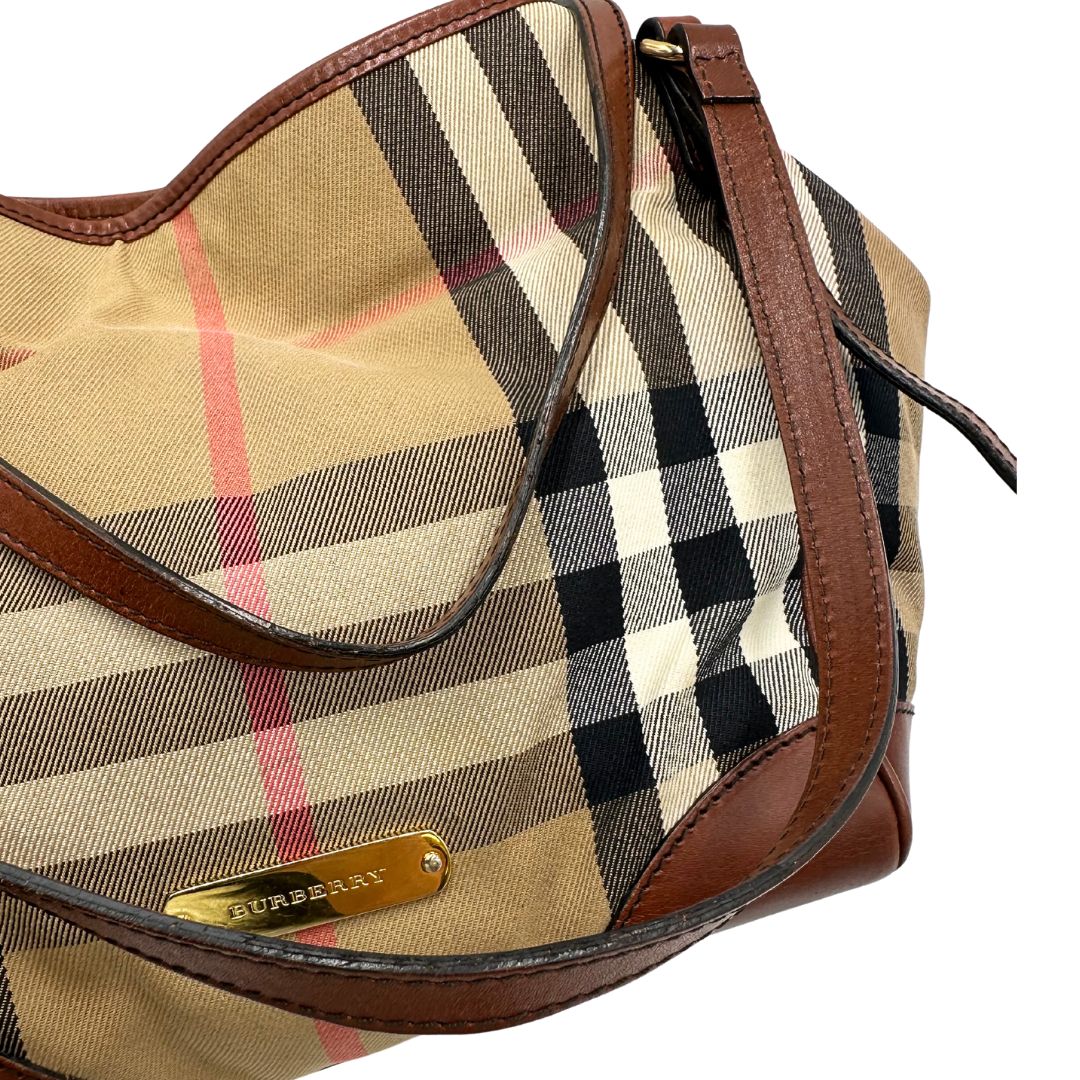 Borsa Burberry in tessuto tartan con finiture in pelle marroni con parti metalliche effetto renio; munita di doppi manici, indossabile a spalla, di lusso, originale, ottime condizioni.