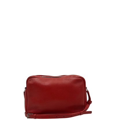 Retro, Borsa Saint Laurent in pelle rossa con hardware argentato decorativo, iconiche iniziali YSL al centro e nappa decorativa. Indossabile a tracolla. Originale, usata, di lusso, in ottime condizioni.
