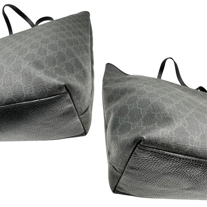 angoli Borsa Gucci in canvas GG antracite con finiture in pelle martellata; munita di doppi manici, indossabile a spalla. Completa di dustbag, di lusso, originale, ottime condizioni.